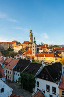 Cesky Krumlov 'un panoramik manzarası, tarihi kale kulesi ve Nepomuk Kilisesi. Ortaçağ kasabasının cazibesi güneşli bir günde çok güzel yakalanır.