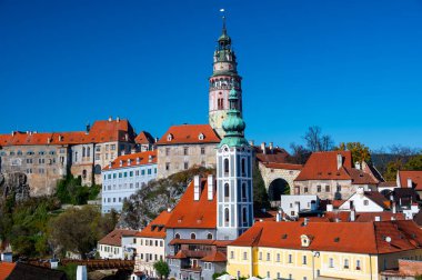 Cesky Krumlov 'un panoramik manzarası, tarihi kale kulesi ve Nepomuk Kilisesi. Ortaçağ kasabasının cazibesi güneşli bir günde çok güzel yakalanır.