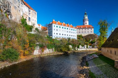 Cesky Krumlov 'un panoramik manzarası, tarihi kale kulesi ve Nepomuk Kilisesi. Ortaçağ kasabasının cazibesi güneşli bir günde çok güzel yakalanır.