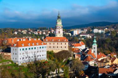Cesky Krumlov 'un panoramik görüntüsü, Vltava Nehri ile çevrili UNESCO listesindeki tarihi merkezi gösteriyor. Güneşli bir sonbahar günü kasabanın cazibesini vurgular.