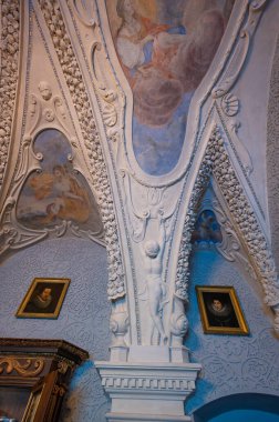 Cervena Lhota, Çek Cumhuriyeti - 28.10.2024: Cervena Lhota Kalesi, sergi odaları, mobilyalar ve şatonun zengin tarihi ve cazibesini yansıtan tarihi mobilyalar