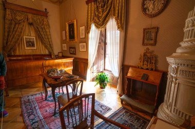 Cervena Lhota, Çek Cumhuriyeti - 28.10.2024: Cervena Lhota Kalesi, sergi odaları, mobilyalar ve şatonun zengin tarihi ve cazibesini yansıtan tarihi mobilyalar