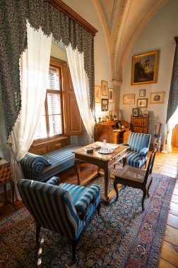 Cervena Lhota, Çek Cumhuriyeti - 28.10.2024: Cervena Lhota Kalesi, sergi odaları, mobilyalar ve şatonun zengin tarihi ve cazibesini yansıtan tarihi mobilyalar