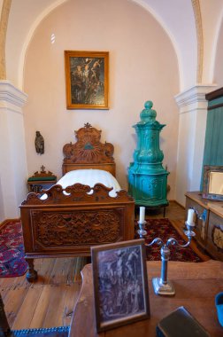 Cervena Lhota, Çek Cumhuriyeti - 28.10.2024: Cervena Lhota Kalesi, sergi odaları, mobilyalar ve şatonun zengin tarihi ve cazibesini yansıtan tarihi mobilyalar