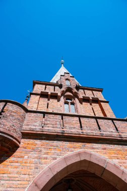 Çek Cumhuriyeti 'ndeki Hradec nad Moravici Şatosu' nun giriş kapısı ve taş duvarları, Gotik diriliş mimarisini barışçıl tarihi bir ortamda sergiliyor..