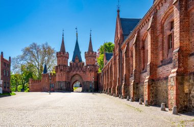 Çek Cumhuriyeti 'ndeki Hradec nad Moravici Şatosu' nun giriş kapısı ve taş duvarları, Gotik diriliş mimarisini barışçıl tarihi bir ortamda sergiliyor..