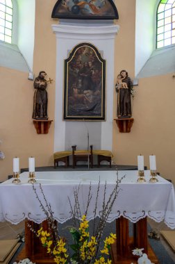 Karvina, Çek Cumhuriyeti - 25.4.2025: Çek Cumhuriyeti 'nin Karvina kentindeki St. Peter Kilisesi' nin iç kesiminde, turistler bu benzersiz eğimli yapıyı ve tarihi özellikleri keşfediyorlar..