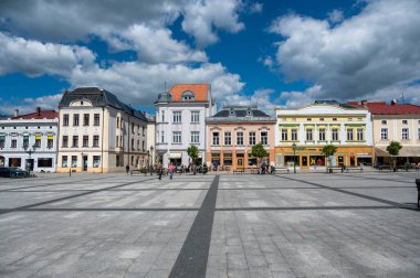 Karvina, Çek Cumhuriyeti - 25.4.2025: Çek Cumhuriyeti 'nin Karvina kentindeki Masaryk Meydanı, tarihi bina ve dükkanlarla dolu. Yerel mimariyi ve günlük yaşamı yansıtan geniş bir kamu alanı.