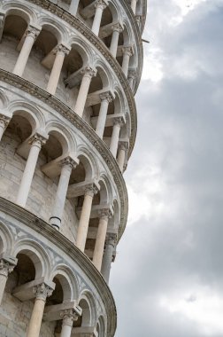 Pisa, İtalya - 12.6.2024: Eğik Pisa Kulesi (Torre Pendente di Pisa) ve Pisa Katedrali (Duomo di Pisa) mavi yaz gökyüzünün altında, ikonik alanın keyfini çıkaran turistlerle çevrili.