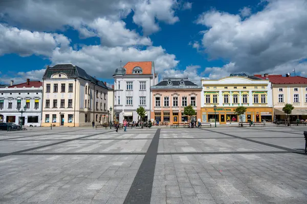 Karvina, Çek Cumhuriyeti - 25.4.2025: Çek Cumhuriyeti 'nin Karvina kentindeki Masaryk Meydanı, tarihi bina ve dükkanlarla dolu. Yerel mimariyi ve günlük yaşamı yansıtan geniş bir kamu alanı.
