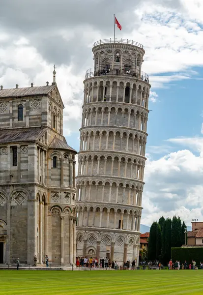 Pisa, İtalya - 12.6.2024: Eğik Pisa Kulesi (Torre Pendente di Pisa) ve Pisa Katedrali (Duomo di Pisa) mavi yaz gökyüzünün altında, ikonik alanın keyfini çıkaran turistlerle çevrili.