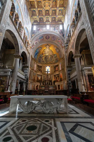 Pisa, İtalya - 12.6.2024: Pisa Katedrali 'nin içi (Duomo di Pisa), karmaşık sunaklar, tarihi tavan ve boyalı cam pencereler sergilenmektedir. Romanca mimarinin çarpıcı bir örneği..