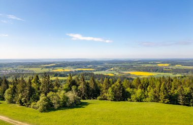 Yeşil tepeler, ormanlar, çayırlar ve Çek Cumhuriyeti 'ndeki Jested Dağı' na yönelik manzaralar da dahil olmak üzere pitoresk köylerle Jizera Dağları yakınlarındaki çiçek açan yaz manzarası.