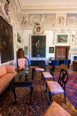 Cesky Stenberk - 8.5.2025: Çek Cumhuriyeti 'nde Cesky Sternberk Şatosu' nun (Burg Sternberg) tarihi mobilya, dekor ve asil mirasın zarafetini yansıtan korunmuş odaları