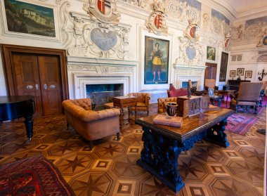 Cesky Stenberk - 8.5.2025: Çek Cumhuriyeti 'nde Cesky Sternberk Şatosu' nun (Burg Sternberg) tarihi mobilya, dekor ve asil mirasın zarafetini yansıtan korunmuş odaları