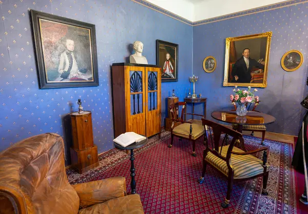 Cesky Stenberk - 8.5.2025: Çek Cumhuriyeti 'nde Cesky Sternberk Şatosu' nun (Burg Sternberg) tarihi mobilya, dekor ve asil mirasın zarafetini yansıtan korunmuş odaları