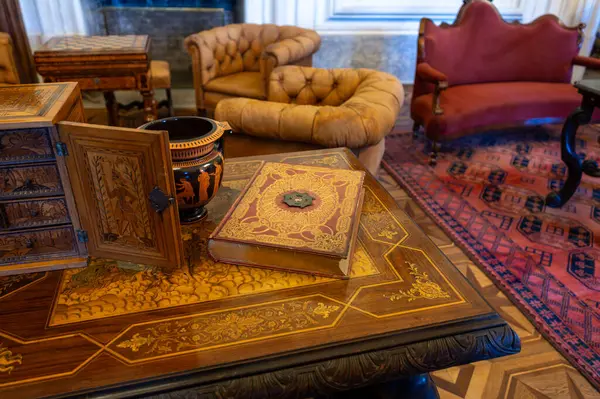 Cesky Stenberk - 8.5.2025: Çek Cumhuriyeti 'nde Cesky Sternberk Şatosu' nun (Burg Sternberg) tarihi mobilya, dekor ve asil mirasın zarafetini yansıtan korunmuş odaları