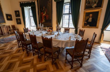 Cesky Stenberk - 8.5.2025: Çek Cumhuriyeti 'nde Cesky Sternberk Şatosu' nun (Burg Sternberg) tarihi mobilya, dekor ve asil mirasın zarafetini yansıtan korunmuş odaları