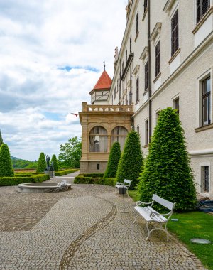 Avusturya Arşidükü Franz Ferdinand 'ın eski evi olan Konopiste Kalesi' nin dış görünüşü Bohemya 'nın merkezinde yemyeşil ve tarihi mimariyle çevrili.