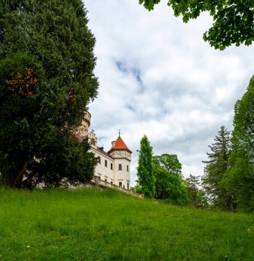 Avusturya Arşidükü Franz Ferdinand 'ın eski evi olan Konopiste Kalesi' nin dış görünüşü Bohemya 'nın merkezinde yemyeşil ve tarihi mimariyle çevrili.