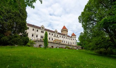 Avusturya Arşidükü Franz Ferdinand 'ın eski evi olan Konopiste Kalesi' nin dış görünüşü Bohemya 'nın merkezinde yemyeşil ve tarihi mimariyle çevrili.