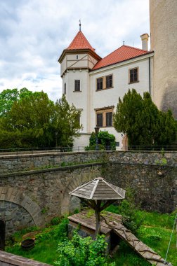 Avusturya Arşidükü Franz Ferdinand 'ın eski evi olan Konopiste Kalesi' nin dış görünüşü Bohemya 'nın merkezinde yemyeşil ve tarihi mimariyle çevrili.