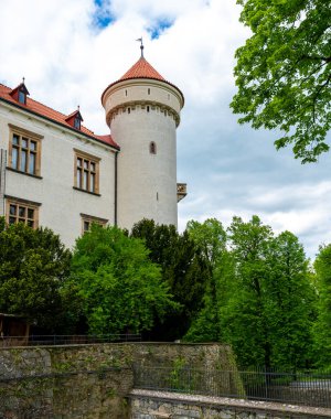 Avusturya Arşidükü Franz Ferdinand 'ın eski evi olan Konopiste Kalesi' nin dış görünüşü Bohemya 'nın merkezinde yemyeşil ve tarihi mimariyle çevrili.