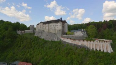 Cesky Sternberk Şatosu 'nun (Cesky Sternberk, Bohemian Sternberg) ormanlık tepeler ve Çek Cumhuriyeti' nde yaz boyunca Sazava nehri ile çevrili panoramik manzarası