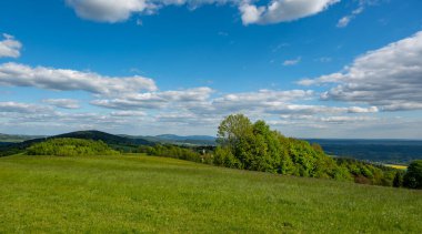 Javornik 'ten Jested' e, vadilere ve uzak Jizera Dağlarına manzaralı yürüyüş parkurları. Güneşli yaz günü, huzurlu doğa ve güzel Çek manzarası