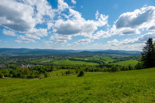 Javornik 'ten Jested' e, vadilere ve uzak Jizera Dağlarına manzaralı yürüyüş parkurları. Güneşli yaz günü, huzurlu doğa ve güzel Çek manzarası
