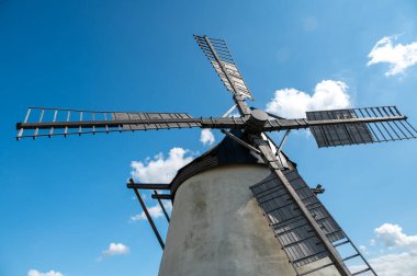 Avusturya 'nın Retz kenti yakınlarındaki tarihi yel değirmeni, açık mavi bir yaz gökyüzünün altında üzüm bağlarıyla çevrili. Ülkedeki son işlevsel yel değirmeni manzaralı bir şarap bölgesinde geçiyor..