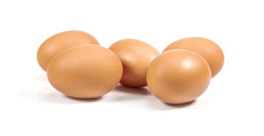 Beyaz arka planda izole edilmiş tavuk yumurtası.