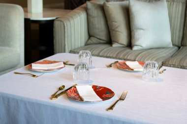 sofra takımı, tabak, çatal bıçak, cam.