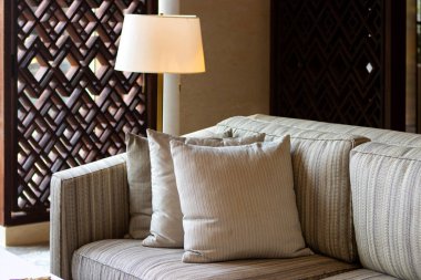 Rahatlamak için yastıklı kanepe;