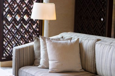 Rahatlamak için yastıklı kanepe;