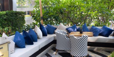 Rahatlamak için sırt yastıklı koltuklar.