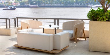 Rahatlamak için sırt yastıklı koltuklar.