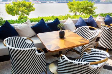 Rahatlamak için sırt yastıklı koltuklar.