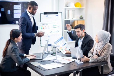 Yöneticiler pazarlama faaliyetlerini planlamak için toplanıyorlar.