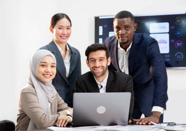 Yöneticiler pazarlama faaliyetlerini planlamak için toplanıyorlar.