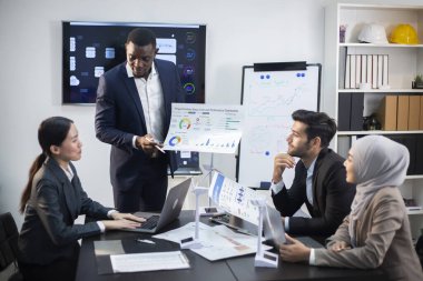 Yöneticiler pazarlama faaliyetlerini planlamak için toplanıyorlar.