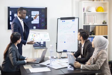 Yöneticiler pazarlama faaliyetlerini planlamak için toplanıyorlar.