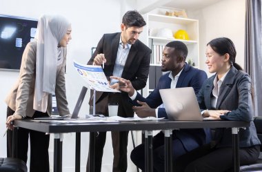 Yöneticiler pazarlama faaliyetlerini planlamak için toplanıyorlar.