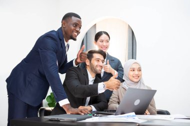 Yöneticiler bilgisayar aracılığıyla takım toplantısı yapıyorlar..