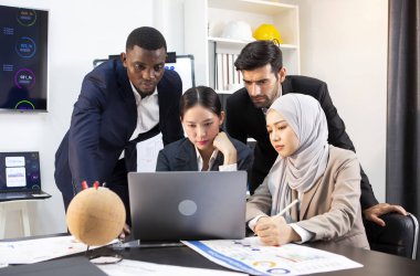 Yöneticiler pazarlama faaliyetlerini planlamak için toplanıyorlar.