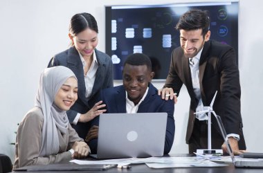 Yöneticiler pazarlama faaliyetlerini planlamak için toplanıyorlar.