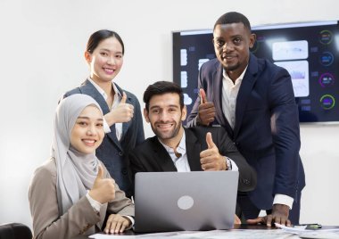 Yöneticiler pazarlama faaliyetlerini planlamak için toplanıyorlar.