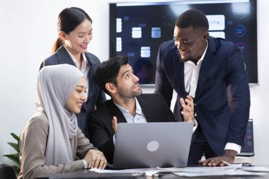Yöneticiler pazarlama faaliyetlerini planlamak için toplanıyorlar.