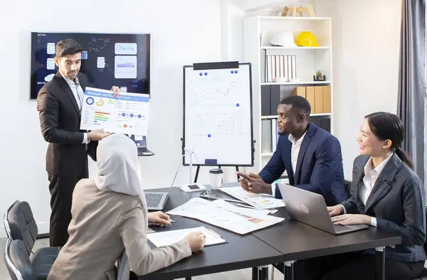 Yöneticiler pazarlama faaliyetlerini planlamak için toplanıyorlar.