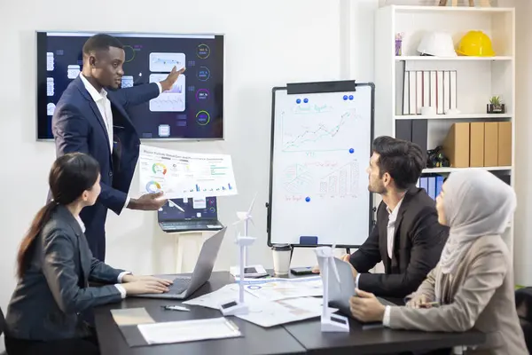 Yöneticiler pazarlama faaliyetlerini planlamak için toplanıyorlar.